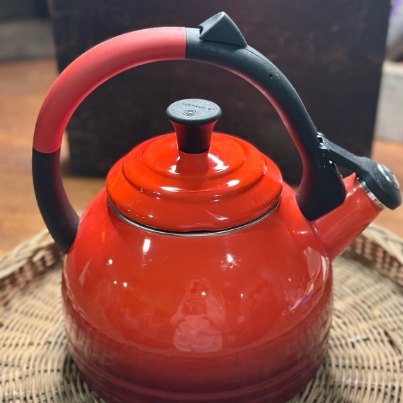 Le Creuset French Classic Modern Vibrant Red Enamel Whistling Hot Water Kettle - Picture 10 of 13